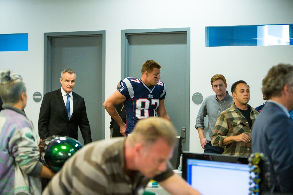 Gronk shows off his Super Bowl ring in ESPN's 'This is SportsCenter' ad