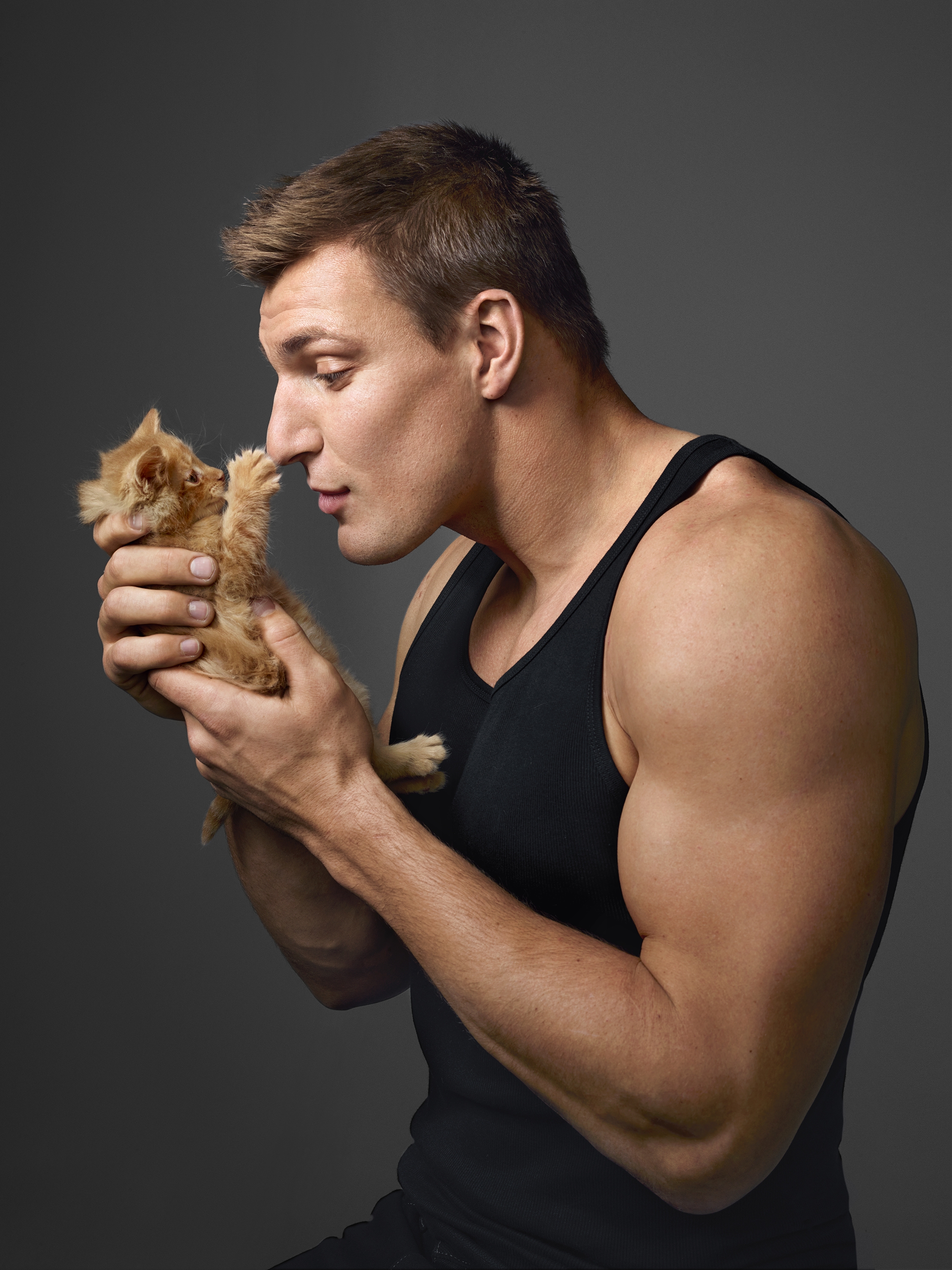 Сильный добрый. Rob Gronkowski торс. Брутальный мужчина с котенком. Накаченный кот. Мужчина с котенком.